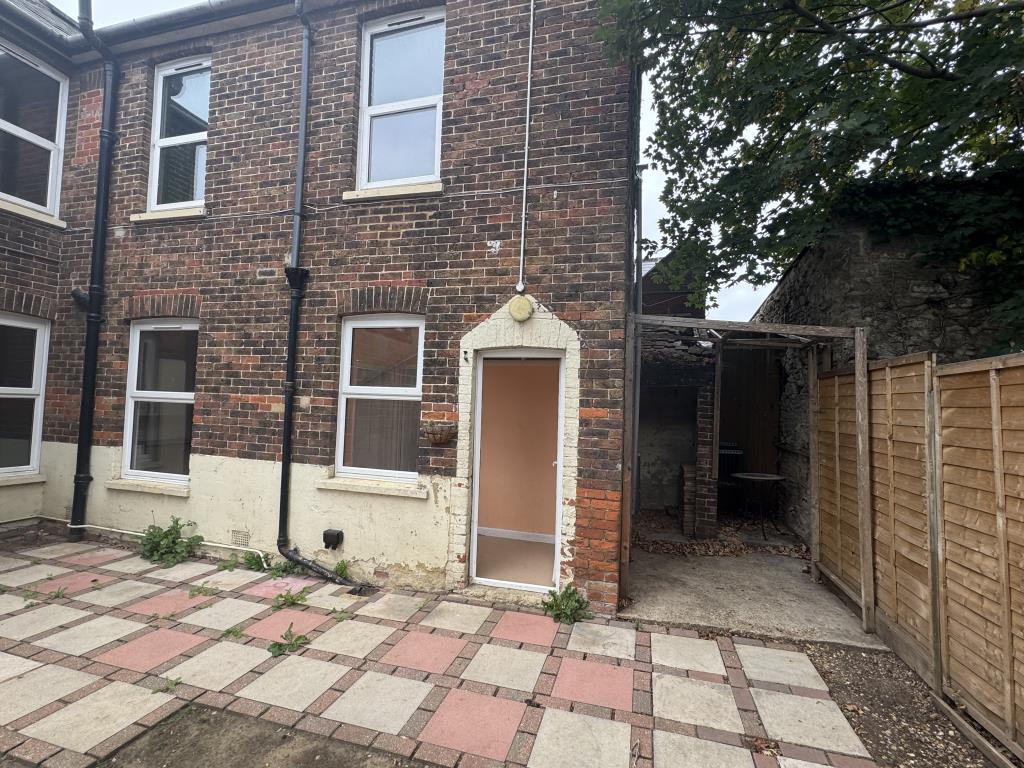 Lot: 80 - FREEHOLD TOWN CENTRE HOUSE COMMERCIAL INVESTMENT AND CAR PARK - Rear elevation with patio